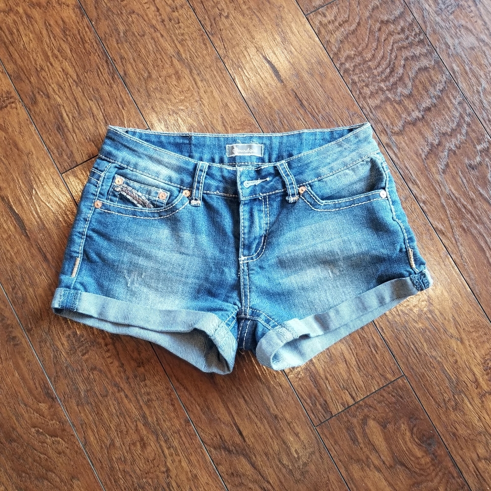 Cuffed denim shorts (like new)